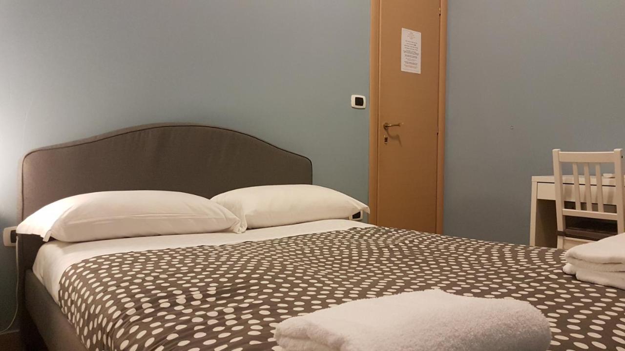 Hotel Meuble Santa Chiara Suite Napoli Bagian luar foto