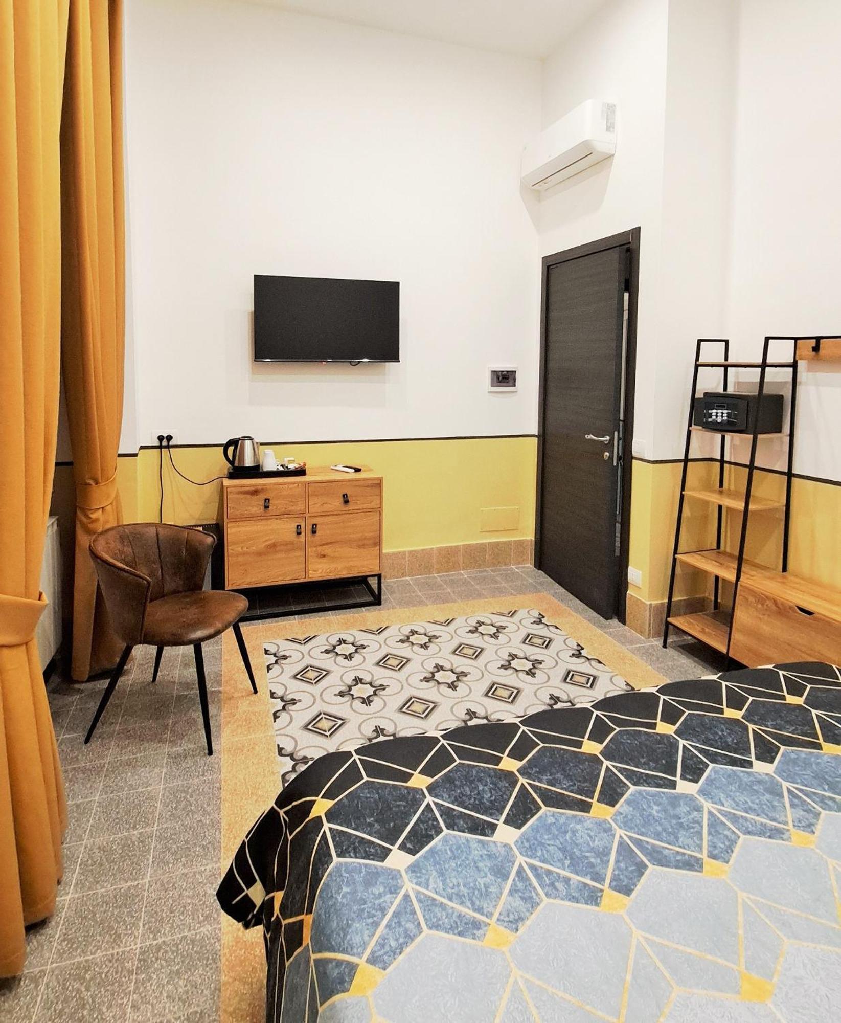 Hotel Meuble Santa Chiara Suite Napoli Bagian luar foto