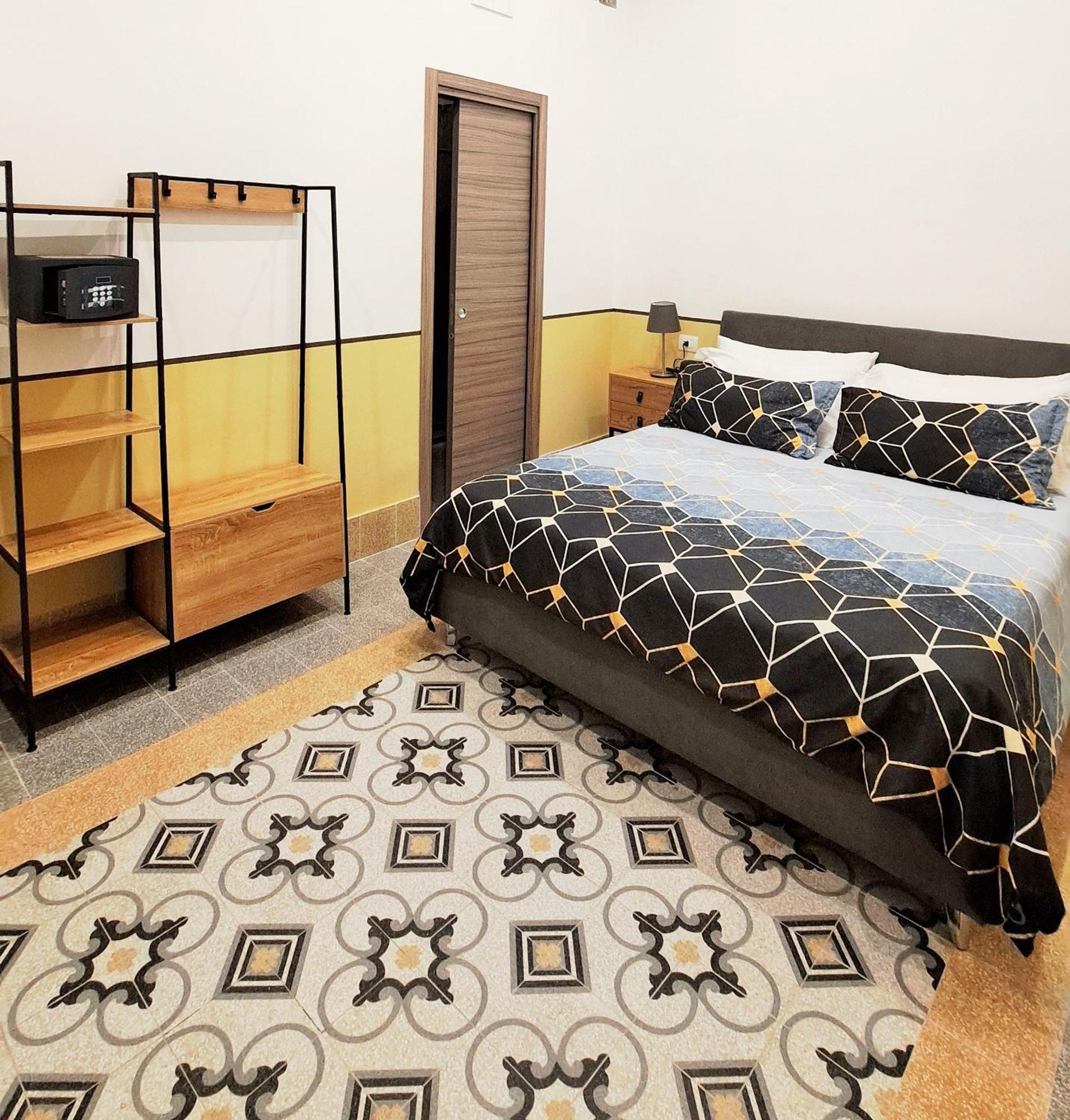 Hotel Meuble Santa Chiara Suite Napoli Bagian luar foto