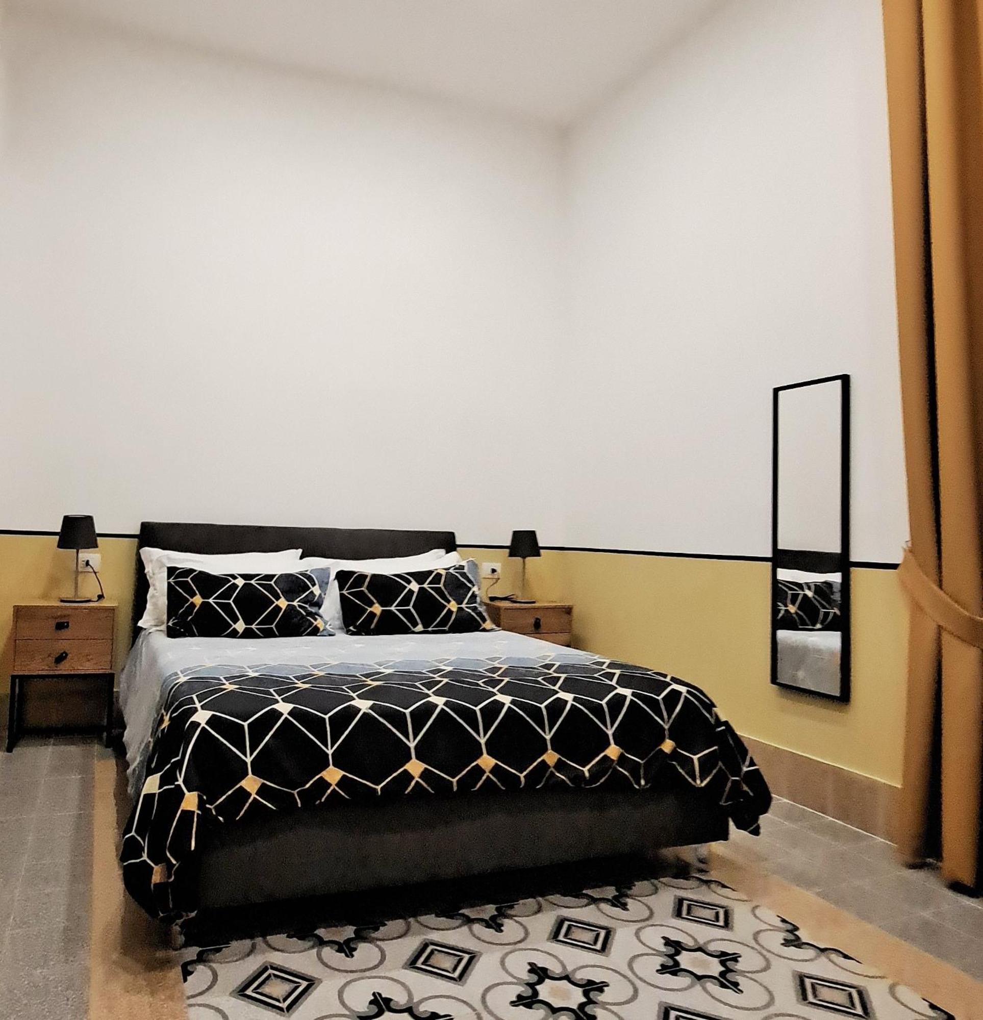 Hotel Meuble Santa Chiara Suite Napoli Bagian luar foto