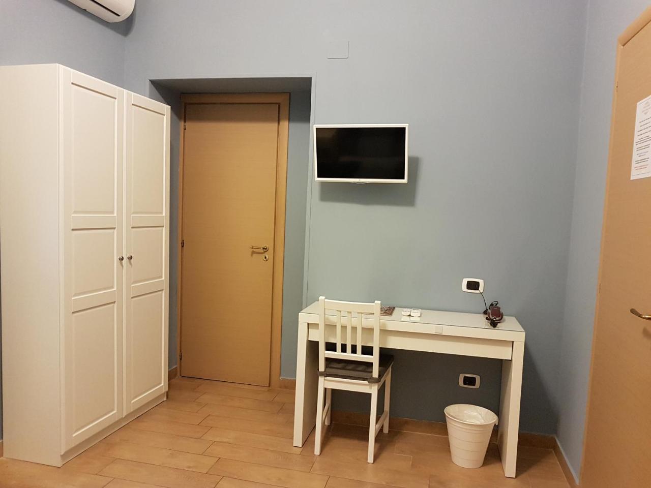 Hotel Meuble Santa Chiara Suite Napoli Bagian luar foto